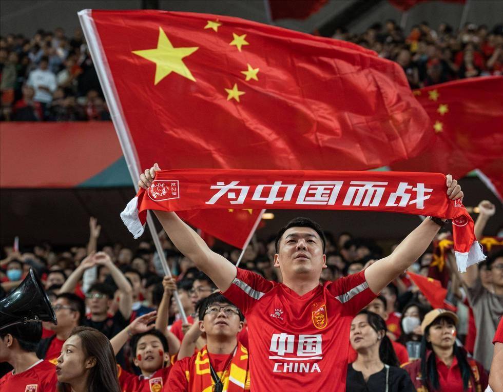 图片报：基米希因脚踝问题无法完整参加训练，本轮可能当替补（图片报：基米希脚踝不适仅部分合练，本轮或先任替补）