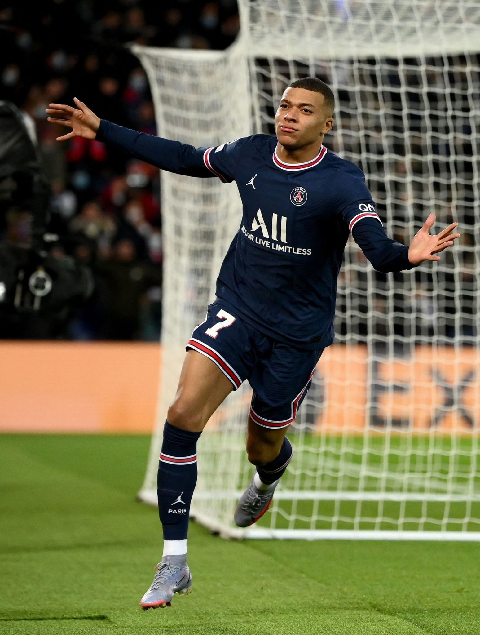 英超积分榜：曼联力克狼队升至第6，曼城落后榜首阿森纳2分（英超榜况：曼联击败狼队升第6，曼城距领头羊阿森纳2分）