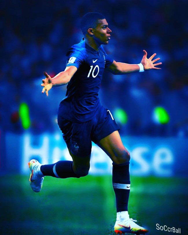 右脚踝囊受伤的基米希随德国队抵达卢森堡，走路仍有不便