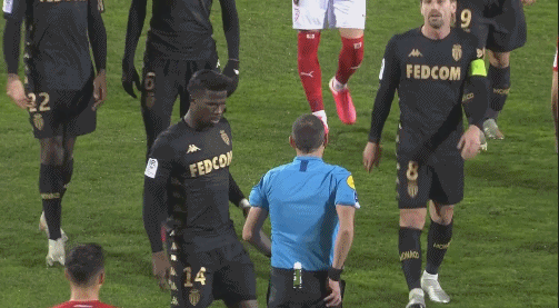 拯救球迷生命！FIFA官方：雷根斯堡队医诺伊金获公平竞赛奖（FIFA授予雷根斯堡队医诺伊金公平竞赛奖，因其抢救球迷生命）