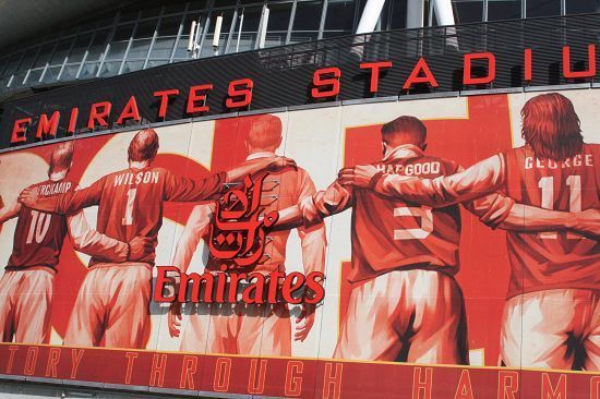 球迷：这球不进都对不起场地