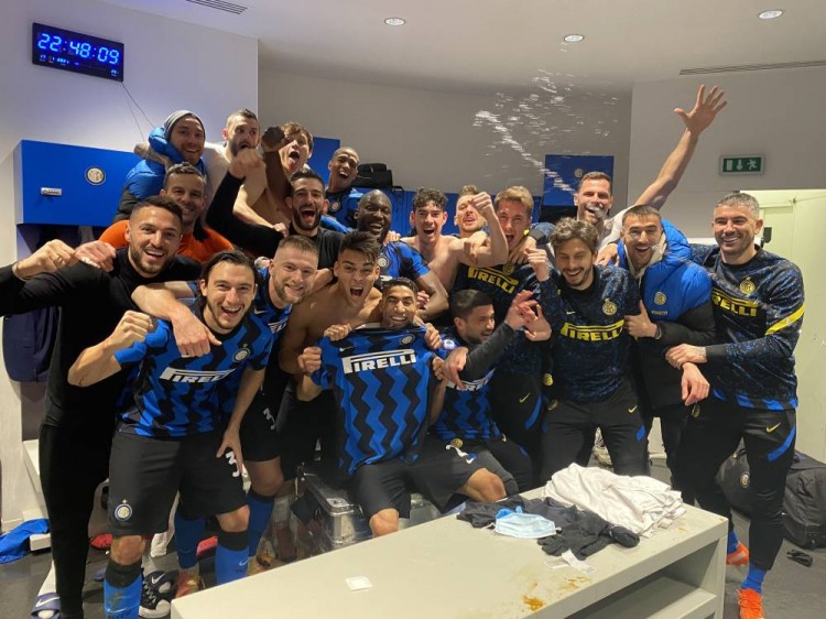 神之一脚！德甲保级队惊现蝎子摆尾式神仙球，现场视角，太丝滑了（德甲保级队上演蝎子摆尾神仙球：现场视角尽显丝滑）