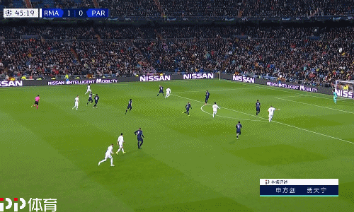 巴甲福塔莱萨门将在4名队友提醒下未注意身后对手，开球时遭抢断丢球